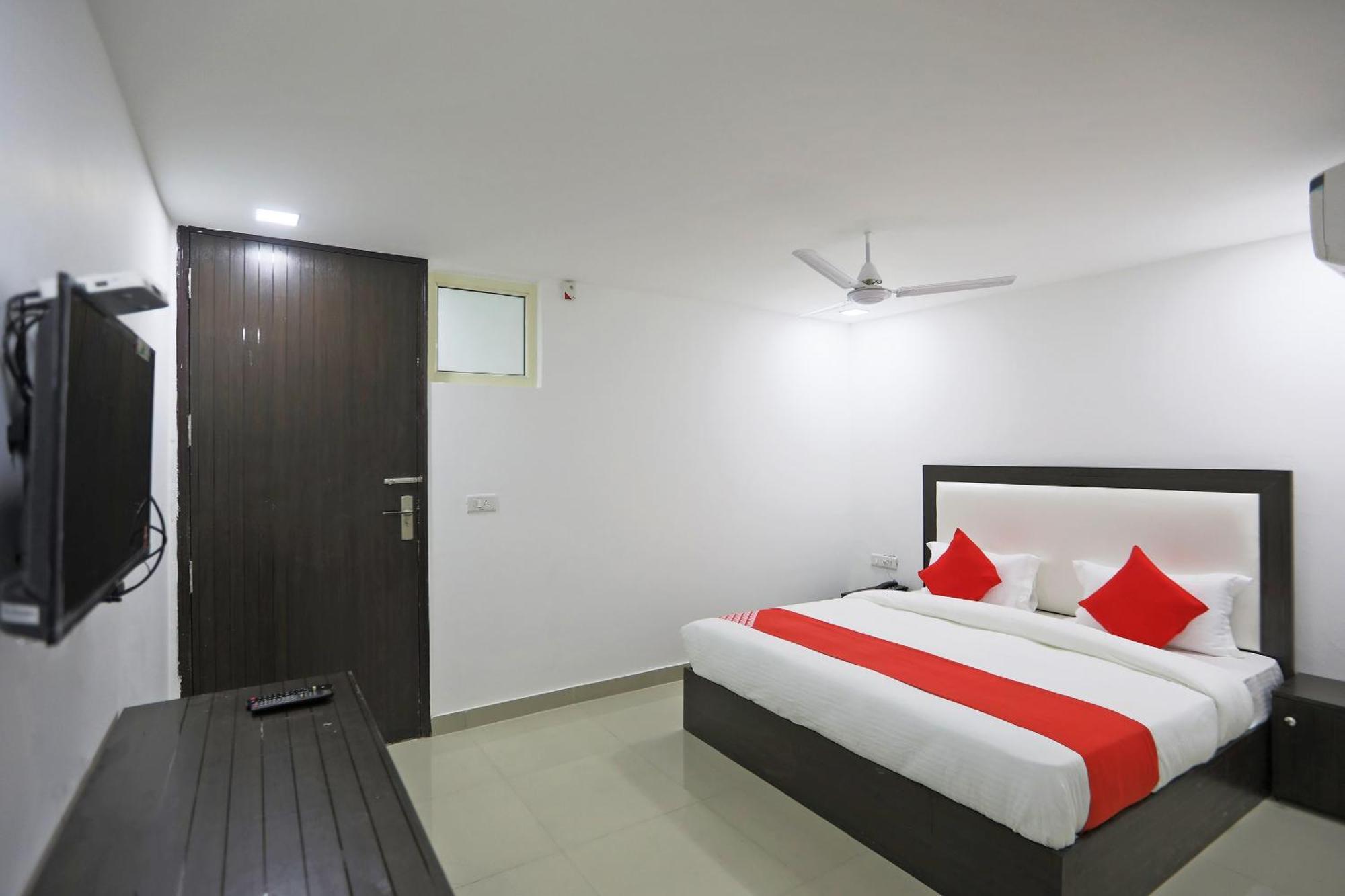 Townhouse South Lawn Hotel New Delhi Exterior foto
